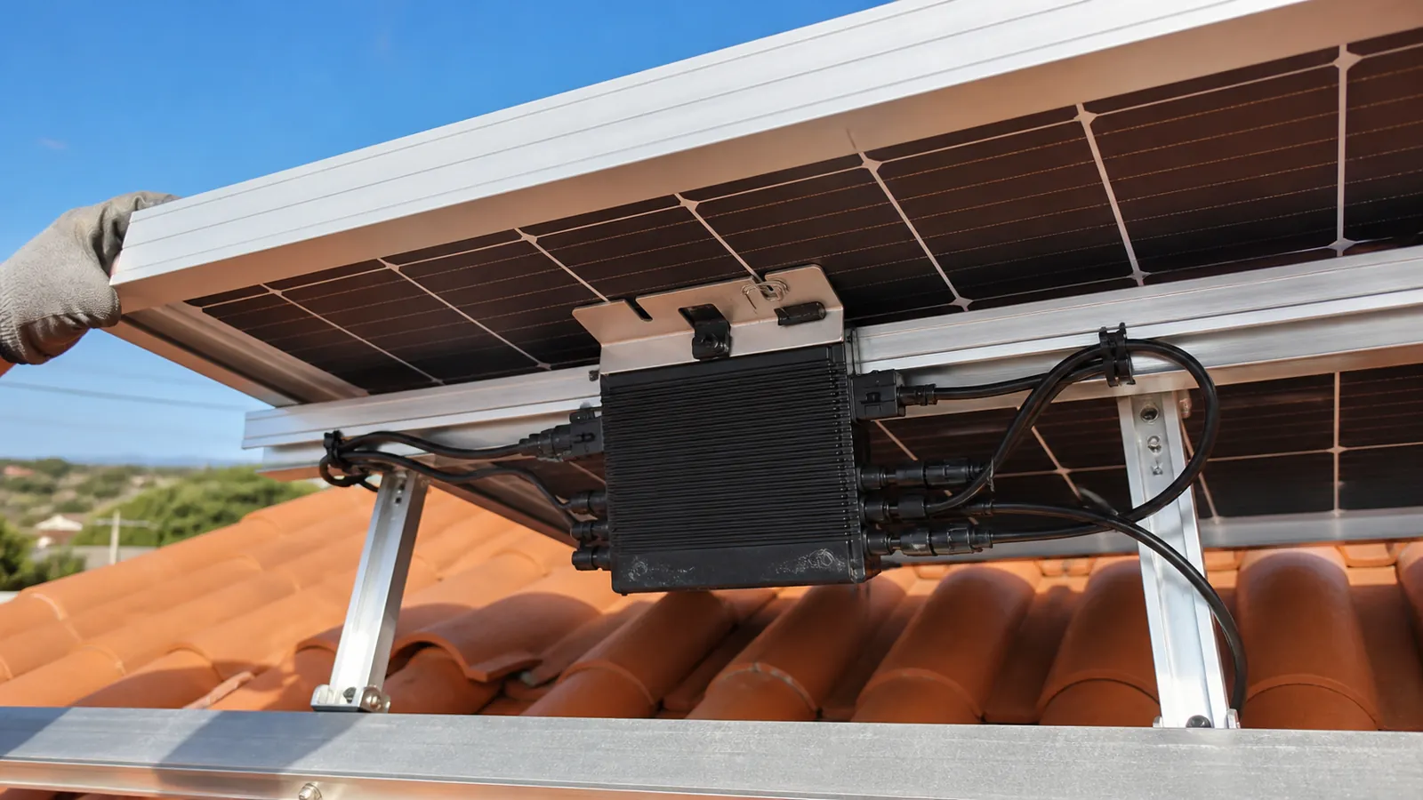 Microinversor fixado na parte traseira do módulo fotovoltaico